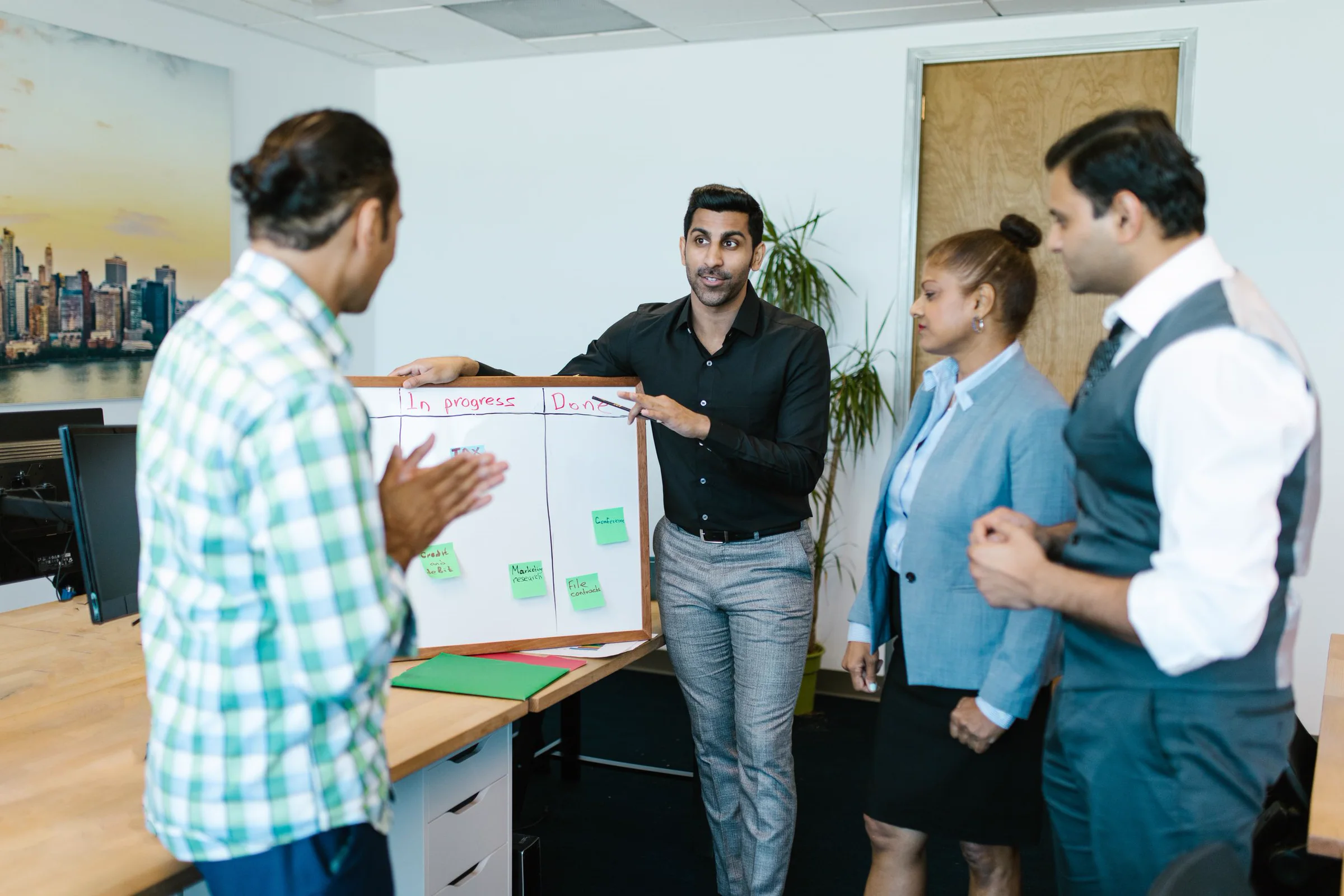 Equipo planeando un proyecto frente a un tablero con notas