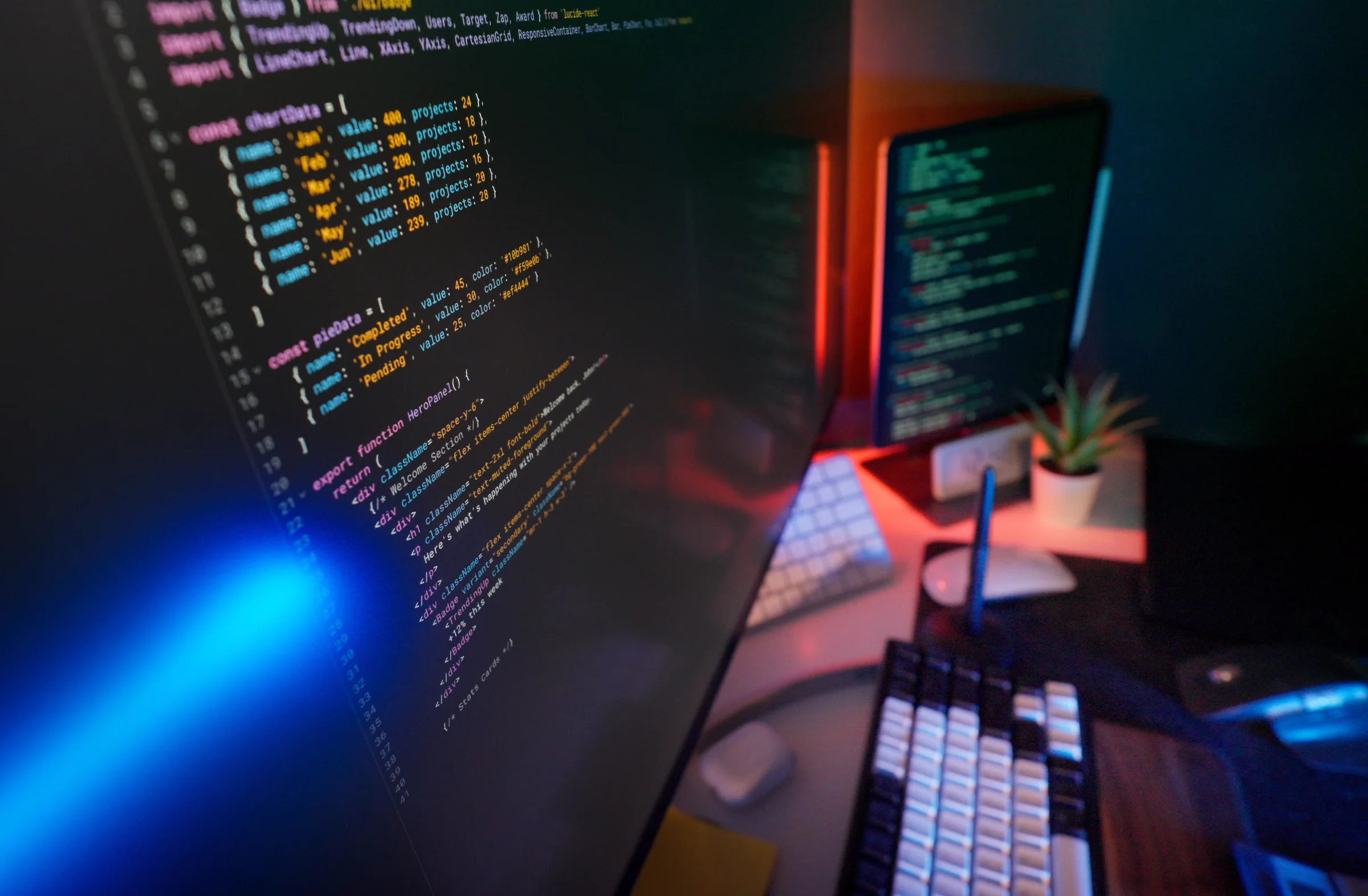 Monitores con código de colores en un escritorio iluminado